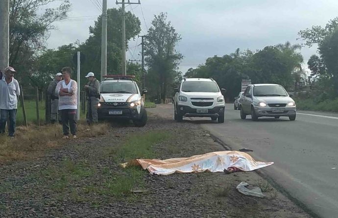 Mulher morre após ser atropelada por carro