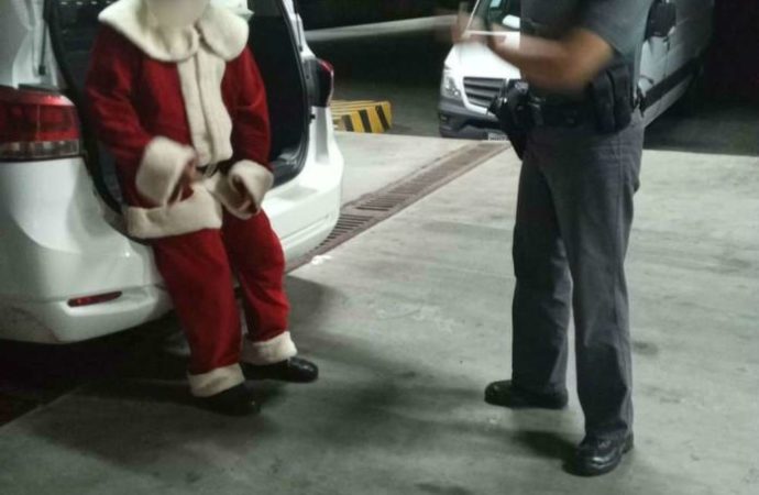 Papai Noel de Shopping é preso mostrando pornografia para crianças