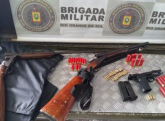 21ºBPM prende dois indivíduos e apreende adolescente por porte ilegal de arma em Porto Alegre