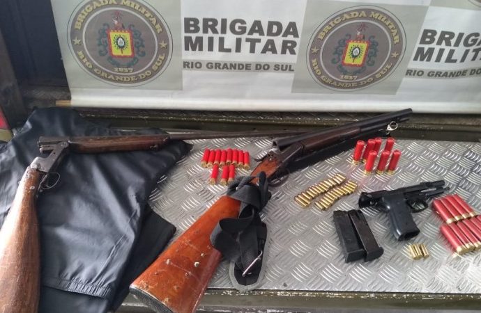 21ºBPM prende dois indivíduos e apreende adolescente por porte ilegal de arma em Porto Alegre