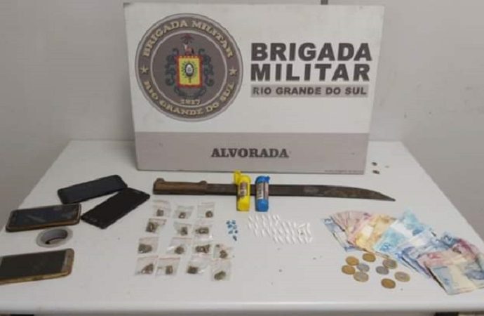 24º BPM prende três homens por tráfico de drogas, cárcere privado e tentativa de homicídio em Alvorada