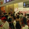 Filas marcam primeiro dia de operação do KFC em shopping de Porto Alegre