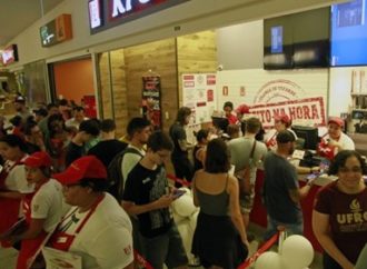 Filas marcam primeiro dia de operação do KFC em shopping de Porto Alegre