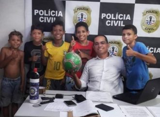 Quem nunca? Crianças procuram delegacia após vizinha tomar bola e imagem viraliza