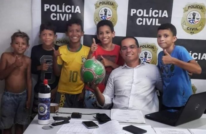 Quem nunca? Crianças procuram delegacia após vizinha tomar bola e imagem viraliza