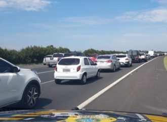 Motoristas enfrentam trânsito intenso ao retornarem do Litoral