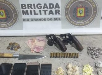 21º BPM prende quatro homens por tráfico de drogas e porte ilegal de arma em POA