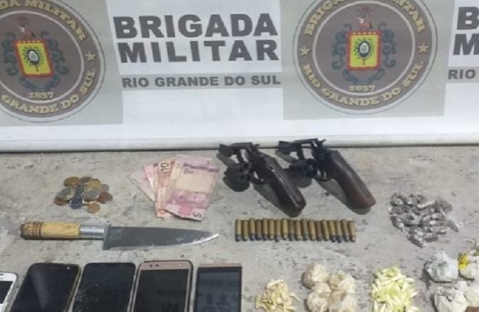 21º BPM prende quatro homens por tráfico de drogas e porte ilegal de arma em POA