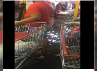 Tempo Durante os 20 minutos de chuva forte em Canoas, água invadiu até supermercado