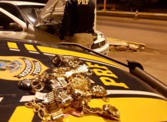 PRF apreende cerca de duzentas joias escondidas em painel de carro em Sarandi