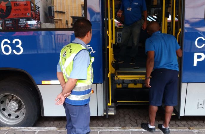 EPTC fiscalizando os ônibus de Porto Alegre