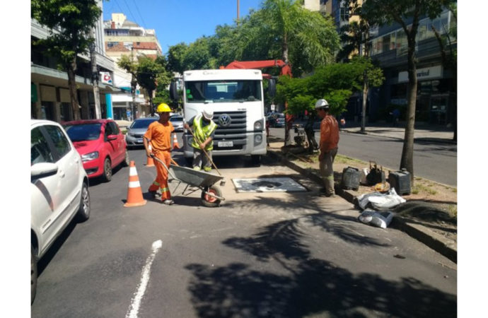 DMAE segue trabalho de nivelamento das tampas de esgoto