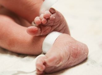 Bebê de 10 meses é internado com covid-19 em UTI de Canoas
