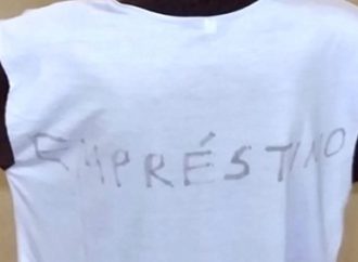 Escola obriga aluno sem uniforme a usar camisa escrito “empréstimo” nas costas