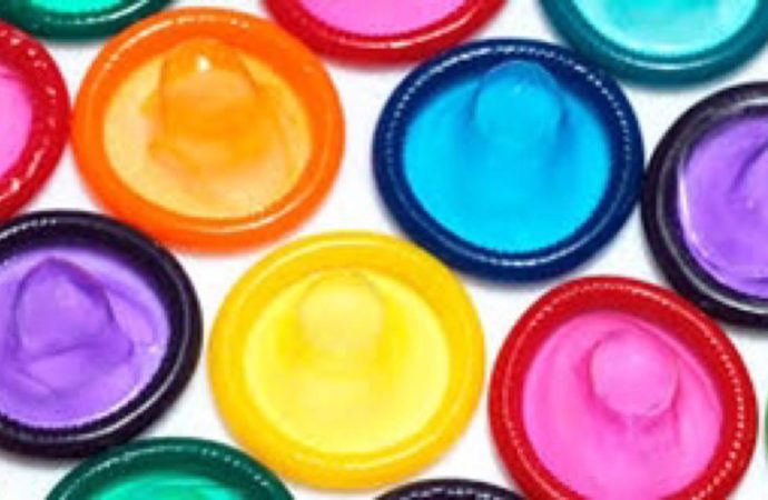 Preservativo “semáforo” que muda de cor ao detectar doenças