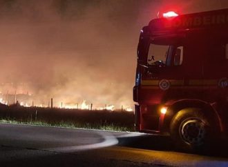 Incêndio de grande proporções as margens da Estrada do Mar