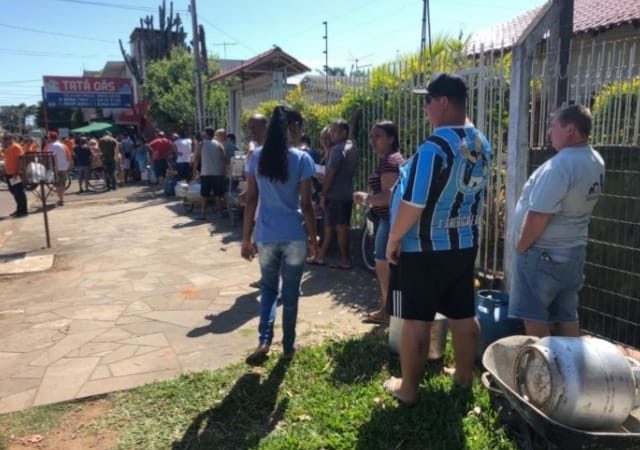 Moradores de Esteio fazem fila para garantir botijão de gás por R$ 40,00