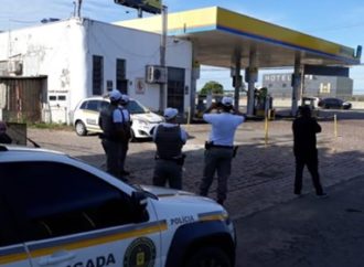 Criminosos quebram banheiro de posto de combustíveis e arrombam cofre em Canoas