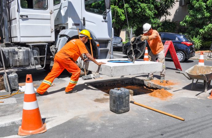 Nivelamento de tampas de ferro segue na região central