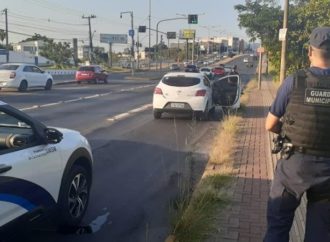 Através do cercamento eletrônico, dois homens foram presos com carro roubado