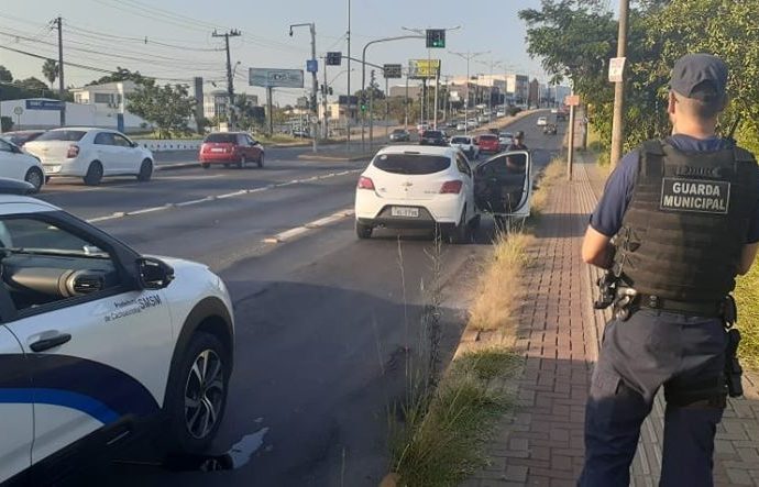 Através do cercamento eletrônico, dois homens foram presos com carro roubado