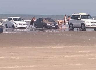 Vídeo: tsunami meteorológico atinge praia do Cassino e carros são jogados contra os molhes