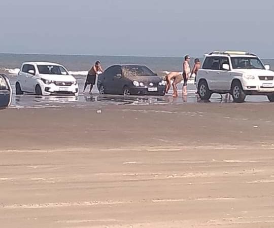 Vídeo: tsunami meteorológico atinge praia do Cassino e carros são jogados contra os molhes