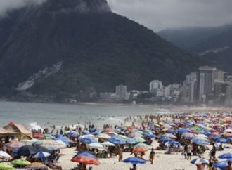 Vídeo: Defesa Civil vai às praias do Rio para pedir que banhistas se retirem