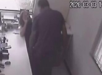 VÍDEO: Homem é flagrado agredindo ex-mulher no local de trabalho