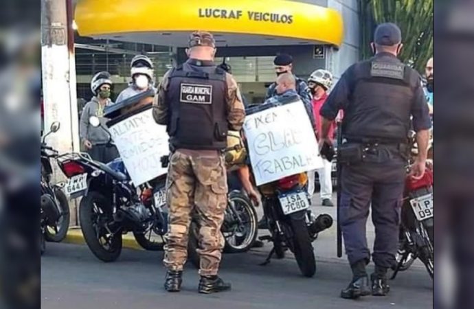 Guarda Municipal faz barreira durante protesto dos moto boys em Gravataí