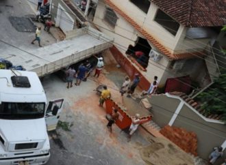 VÍDEO: Carreta carregada com 28 toneladas de cimento invade residência