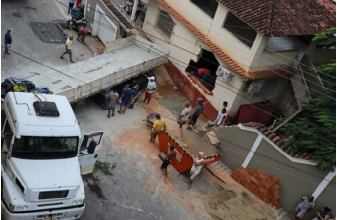 VÍDEO: Carreta carregada com 28 toneladas de cimento invade residência