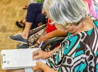 Idosos são monitorados em clínicas geriátricas para combater o novo vírus em Porto Alegre