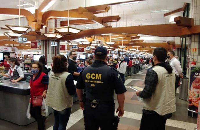 Fiscalização autua e interdita supermercado Bourbon.