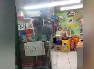 Vídeo: fiscais descobrem que pet-shop era entrada secreta para bar