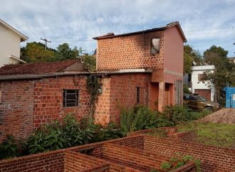 Incendiada a casa do autor de estupro e morte da menina de 12 anos, em Santana da Boa Vista