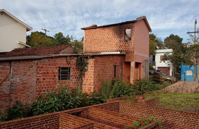 Incendiada a casa do autor de estupro e morte da menina de 12 anos, em Santana da Boa Vista