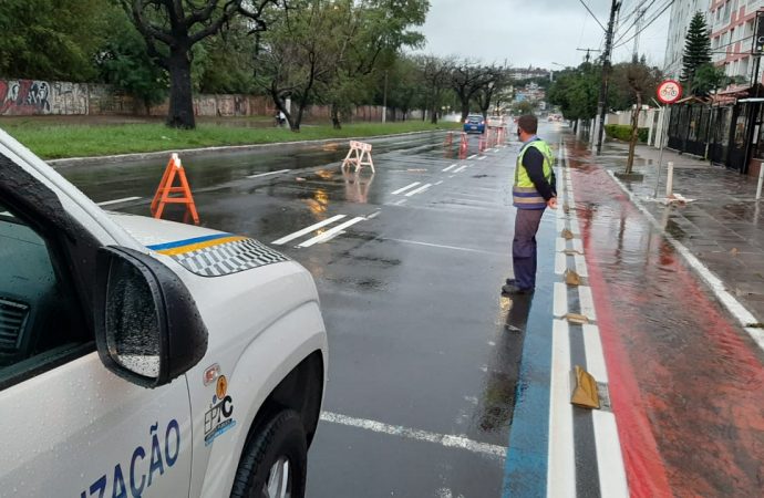 Equipes da prefeitura atuam para minimizar efeitos da chuva