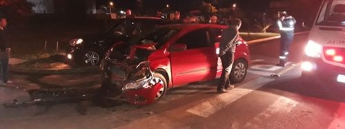 Motorista embriagado derruba três postes na avenida Manoel Elias, em Porto Alegre