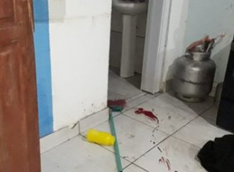 Homem é baleado em casa enquanto segurava filho no colo, em Canoas