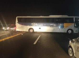 Acidente entre ônibus e caminhão deixa feridos na BR-386, em Canoas