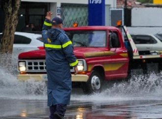 Chuva forte causa transtorno no trânsito e falta de energia em Porto Alegre