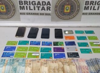 Trio suspeito de estelionato é preso com mais de R$ 11 mil e cartões bancários