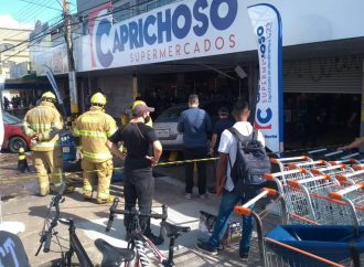 VÍDEO: Motorista perde controle do carro e invade Super Mercado