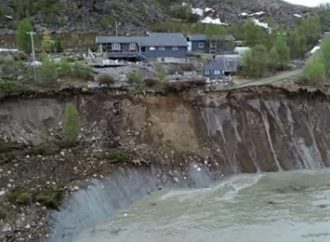 Vídeo: casas são varridas para o mar em deslizamento de terras na Noruega