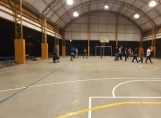 Grupo de jovens pula muro de escola para jogar futebol em Cachoeirinha