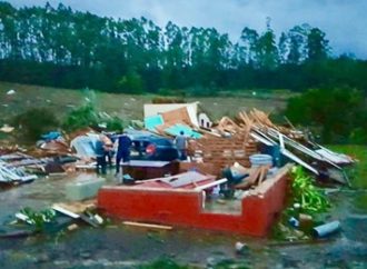 Tornado causa destruição no Oeste de Santa Catarina