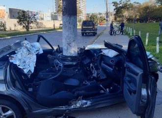 Um motorista do Exército bate com viatura e fica ferido em Porto Alegre, vejam as fotos