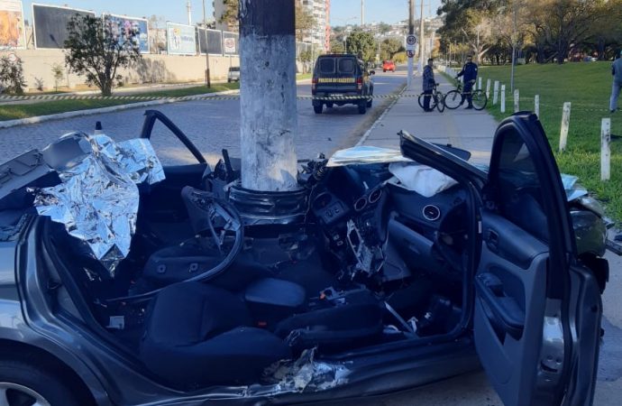 Um motorista do Exército bate com viatura e fica ferido em Porto Alegre, vejam as fotos