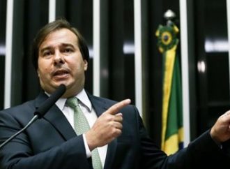 Rodrigo Maia diz que aceitar pedido de impeachment aumentaria dificuldade de enfrentar a Covid-19